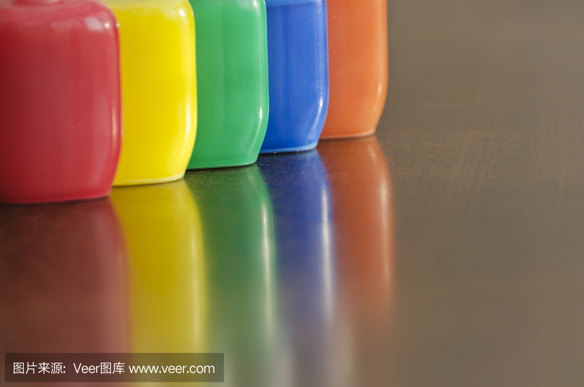 小塑料瓶里的水彩畫