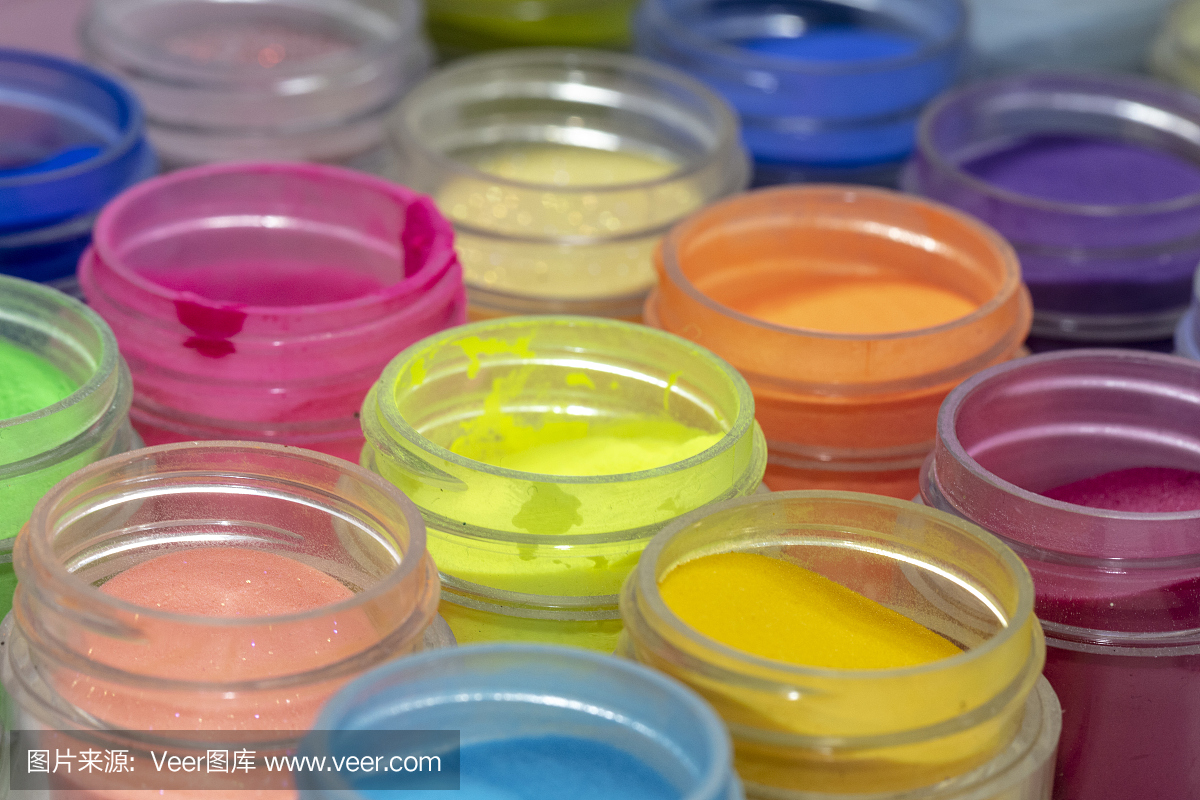 閃亮的指甲裝飾。設(shè)計長指甲從彩色亮片特寫。指甲藝術(shù)。