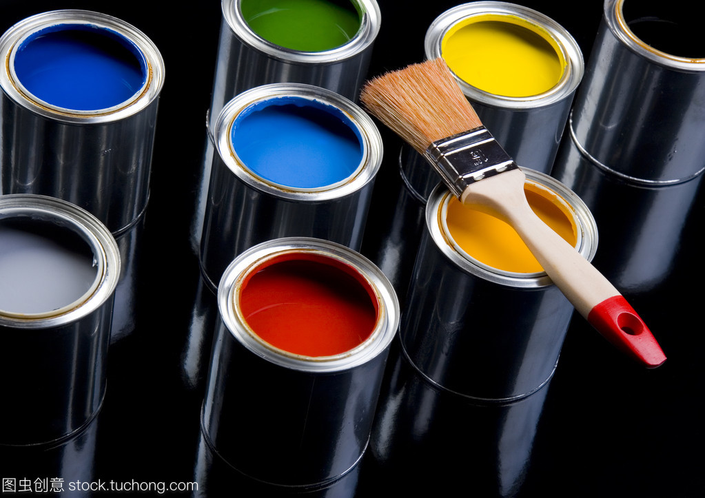 油漆刷和油漆桶