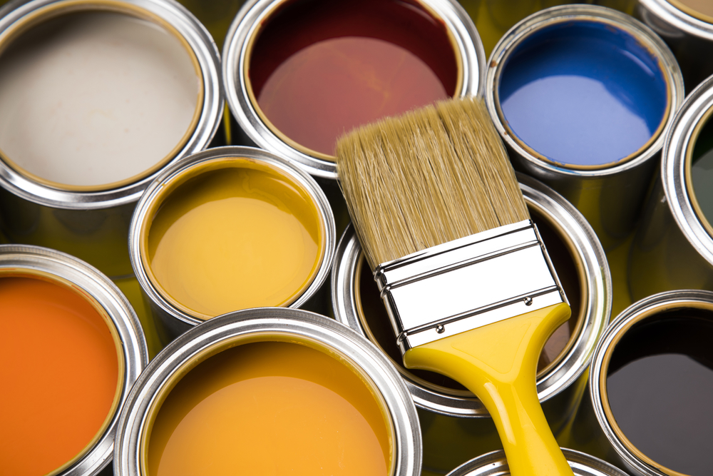 油漆罐和畫筆黃色背景